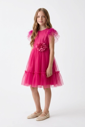 Gabi tulen jurk voor meisjes in fuchsia met verenmouwtjes en afneembare bloem