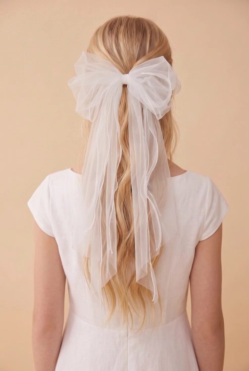 strikspeld meisjes, tule haaraccessoire, lange haarspeld, communie haarspeld, feestelijke haaraccessoire, meisjes strik speld, witte haarspeld, elegante haaraccessoires, bruiloft haaraccessoire