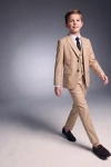Beige kostuum Liam voor jongens – colbert, gilet, broek en zwarte stropdas, in beweging