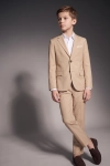 Beige kostuum Liam voor jongens – dichtgeknoopt colbert en broek, hele outfit van voren