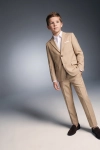 Beige kostuum Liam voor jongens – dicht colbert en broek, hand in de zak, schuin van voren