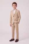 Beige kostuum Liam voor jongens – dicht colbert en broek, hand in de zak, hele outfit