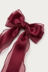Haarspeld met strik in bordeaux – close-up van de knoop, satijnen lussen en organza