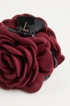 Haarklem met bordeaux roos van stof en zwarte klem – close-up