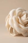 Haarklem met beige roos – close-up van de stoffen bloemblaadjes
